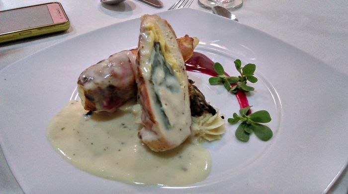 El rollo de pollo con tocino. 