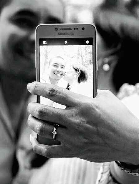 Selfie B/N con el anillo de compromiso