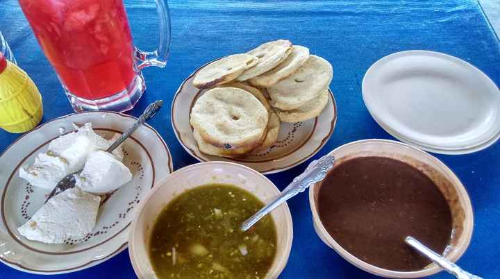 De entrada te ponen unas tortillas de horno, con frijoles, queso y salsa verde. Hacía muchísimo calo