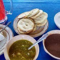 De entrada te ponen unas tortillas de horno, con frijoles, queso y salsa verde. Hacía muchísimo calo