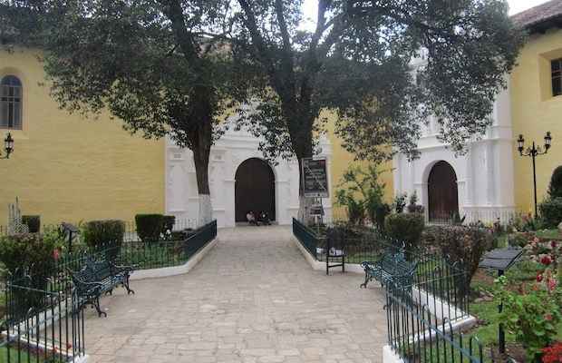 Entrada a la Iglesia