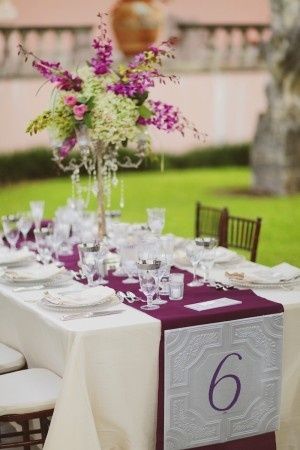 Centro de mesa alto morado