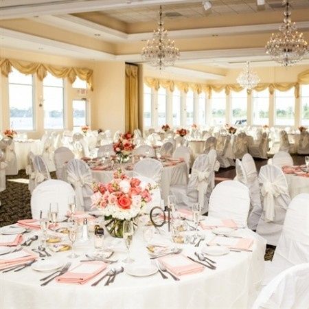 Centro de mesa coral con blanco