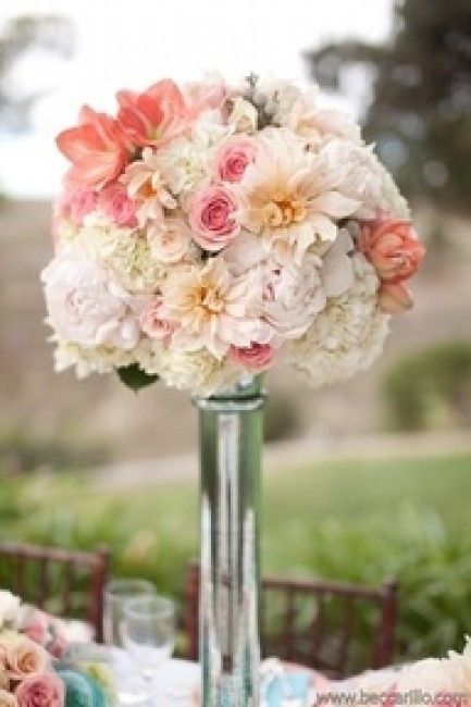 Centro de mesa coral con blanco