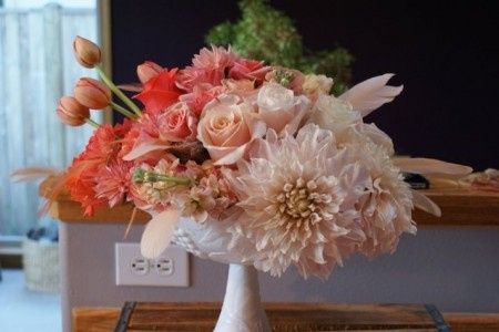 Centro de mesa coral con blanco