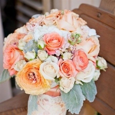 Centro de mesa coral con blanco