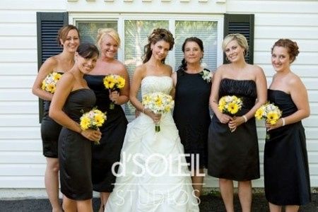 Damas de negro y amarillo