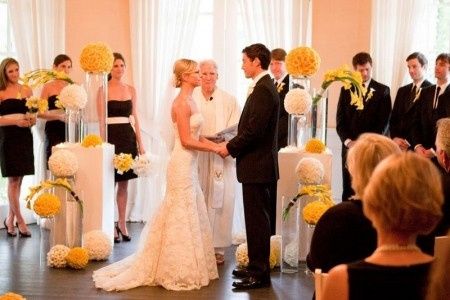 Damas de negro y amarillo