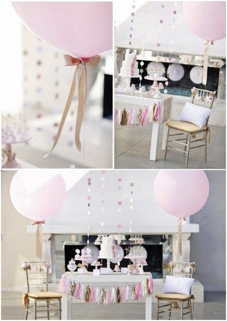 Mesa de los novios decorada con globos