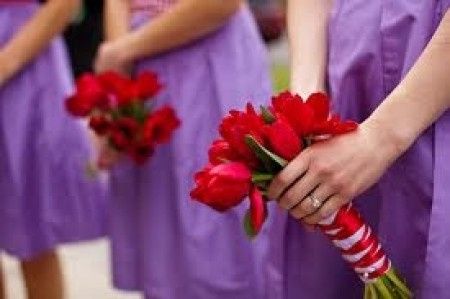 Damas de morado y rojo