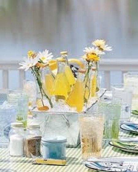 Centro de mesa con bebidas