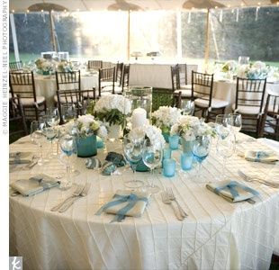 Mesa azul con blanco