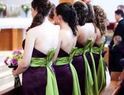 Vestido de damas morado con verde