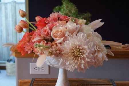 Centro de mesa coral con blanco