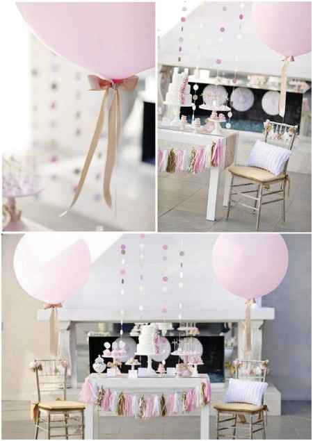 Mesa de los novios decorada con globos