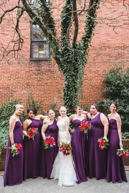 Damas de morado y rojo
