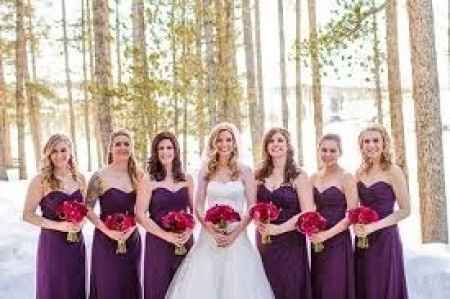 Damas de morado y rojo