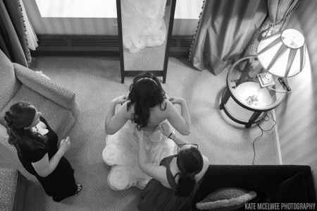 Vistiendo a la novia