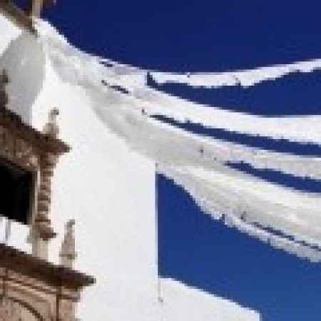 Iglesia adornada con papel picado
