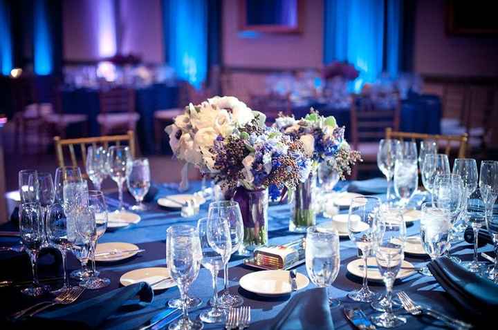 Mesa azul con morado