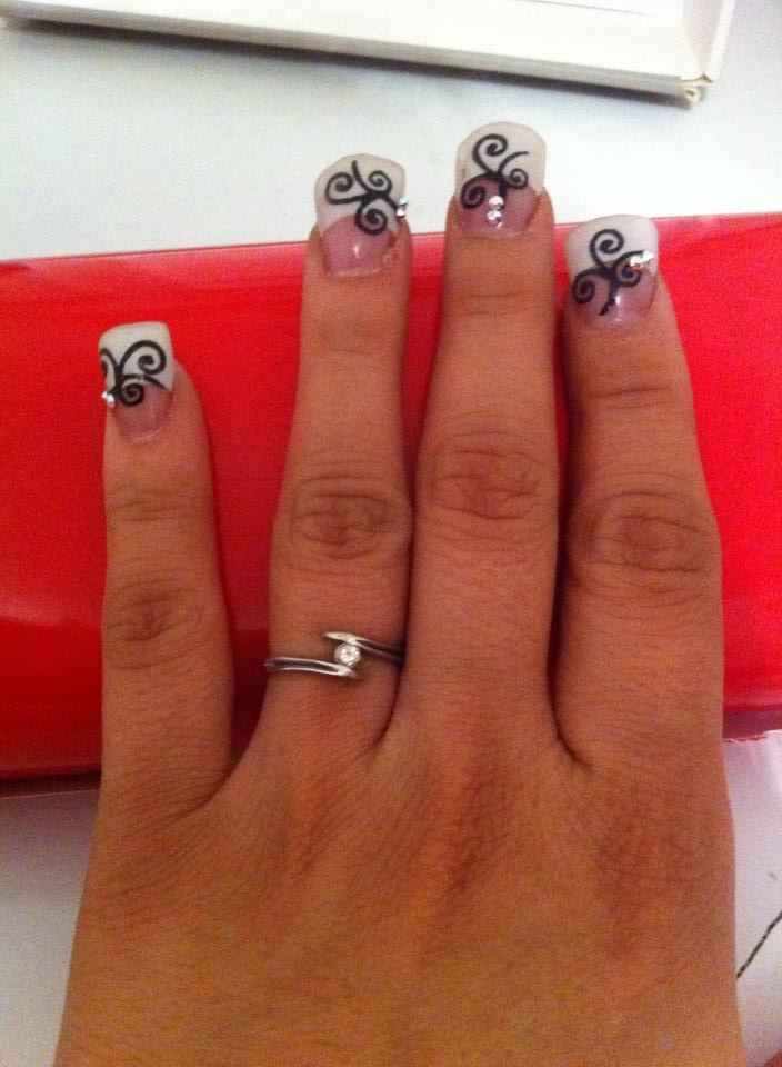 UÑAS blanco y negro