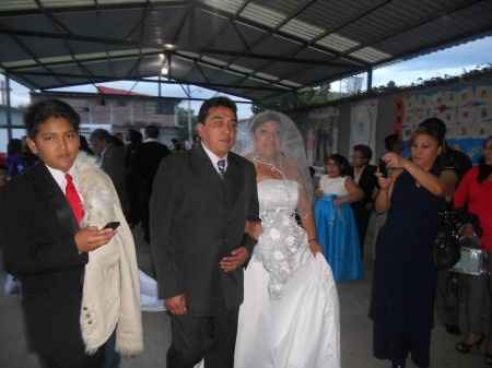 mi papa llevandome a la puerta de la iglesia