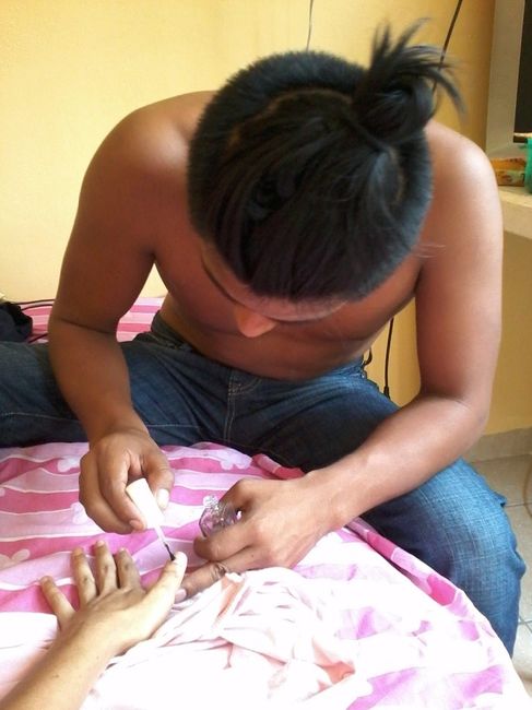 mi amors ayudandome a pintarme mis uñas 