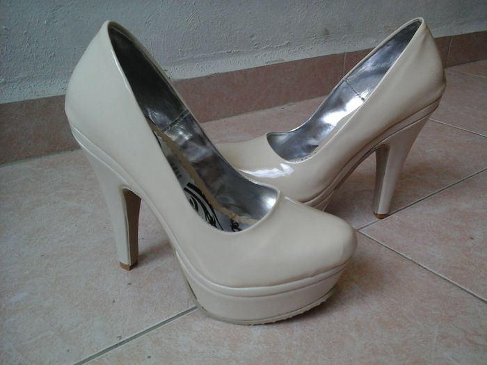 A 21 dias  Presento: La prueba de vestido, mi velo, tocado, accesorios de  la iglesia y mis invitaci