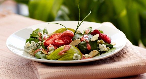 Ensalada con aderezo de frutos rojos