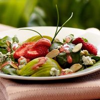 Ensalada con aderezo de frutos rojos