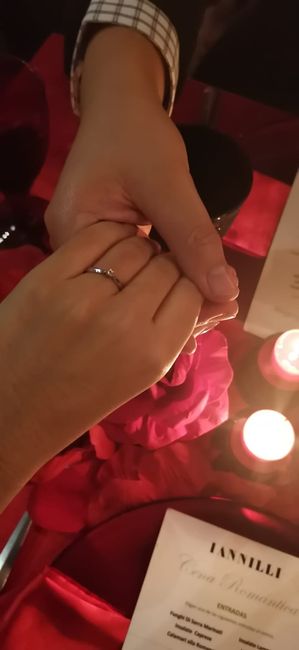 📸 Publica una foto mostrando su anillo de compromiso o alianza de boda - 1