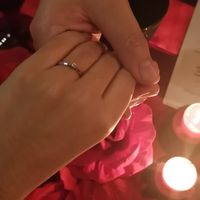 📸 Publica una foto mostrando su anillo de compromiso o alianza de boda - 1