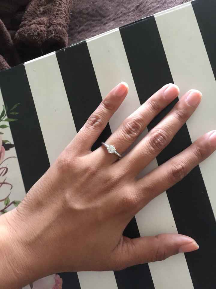 A quién le gusta ver su anillo de compromiso una y otra vez? - 1