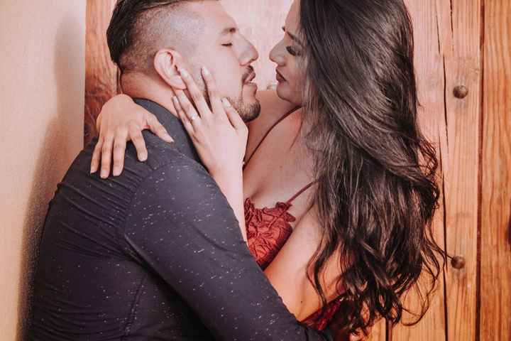 novio dale un besito 