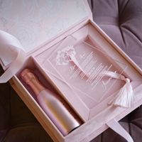 Hola buenas noches, saben en donde puedo mandar a hacer estas cajas con la invitación? La botella ya