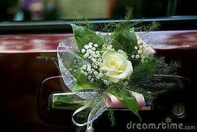 Ideas de decoración con flores para el auto - 18
