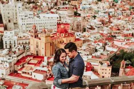 Cecy reta a los novios de la comu a mostrar una foto del lugar de la luna de miel de sus sueños - 2