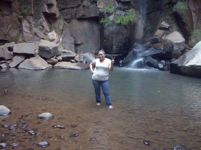 en una pequeña cascada