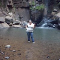 en una pequeña cascada