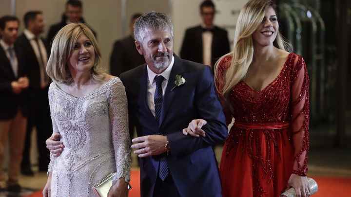 Una de las "villanas"de la boda la suegra vestida de una variante de blanco