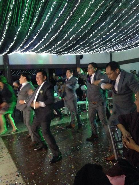 BAILE SORPRESA POR PARTE DE MI ESPOSO Y SUS BEST MEN