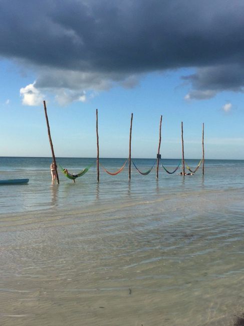 Playita con hamacas