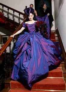 Dita Von Teese y su hermoso vestido púrpura