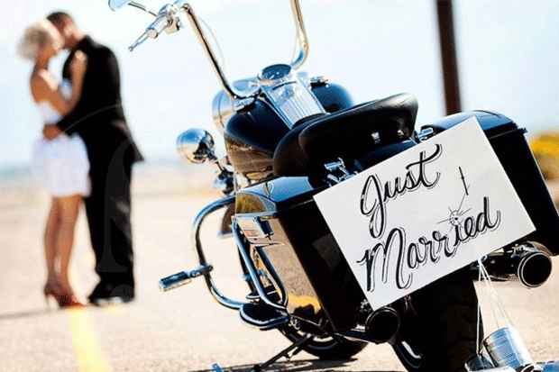 la moto de los novios