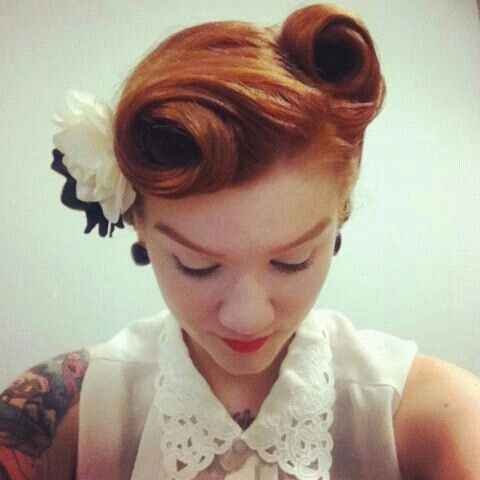 Cabello recogido con rulos victorianos