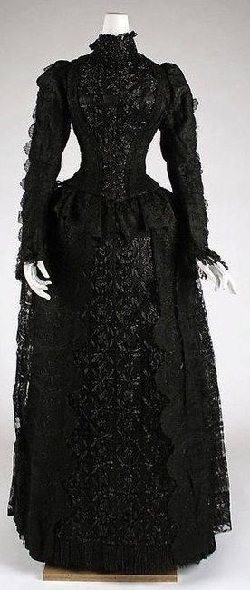 Vestido victoriano de 1880, cuando era común vestir de negro para una boda