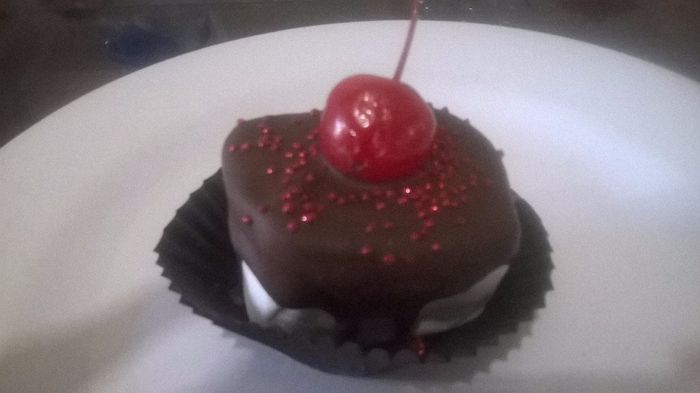 Bombon con chocolate, cereza y perlas comestibles