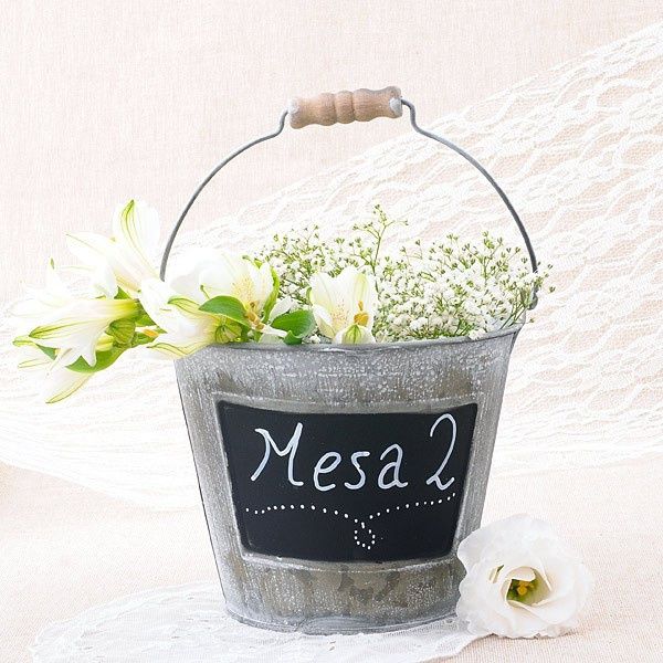 Un sencillo pero lindo centro de mesa que también cuenta con su número