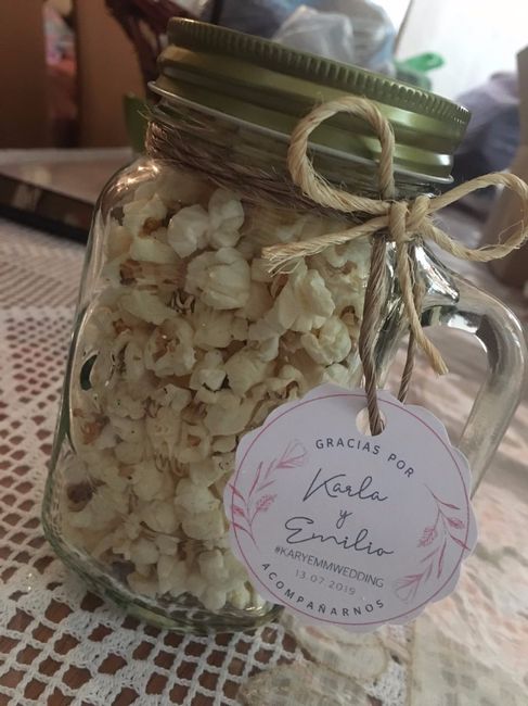 Los rellenamos de palomitas! compramos 8 kilos de palomita y nos sobró y alcanzamos a llenar 150 tar