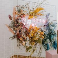 Decoración con pampas y letreros de neón para bodas en otoño - invierno - 2